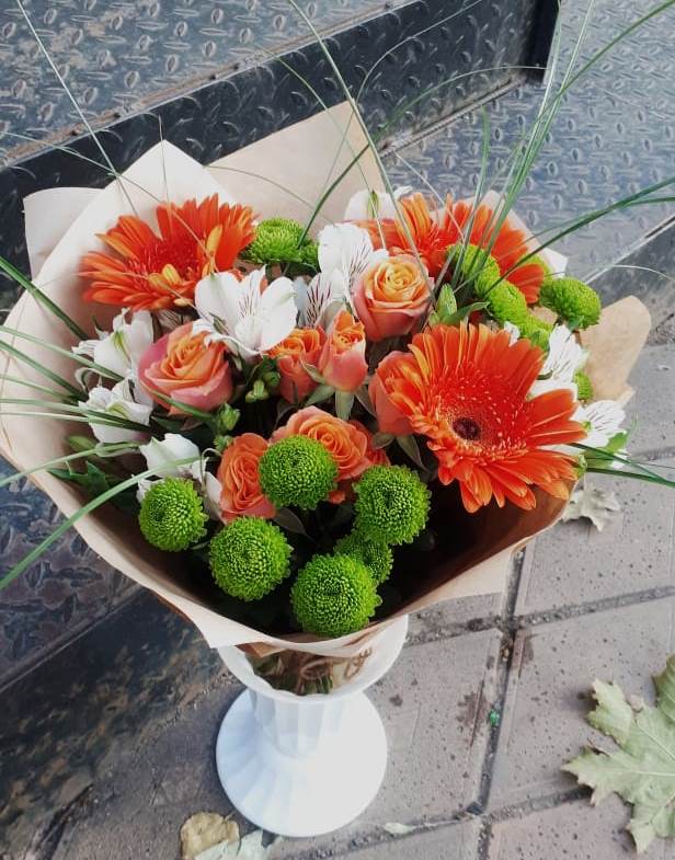 Букет цветов из: Герберы, Хризантемы, Альстромерии и Розы в Рыздвяный