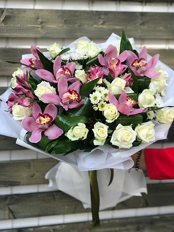 Букет цветов из: Розы и Хризантемы в Рыздвяный