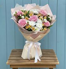 Букет цветов из:  Гвоздики, Орхидеи и Розы в Рыздвяный