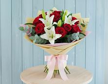 Букет цветов из:  Лилии и Розы в Рыздвяный
