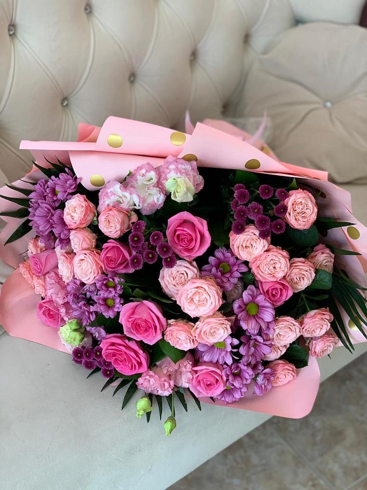 Букет цветов из: Хризантемы, Розы и Лизиантусы в Рыздвяный