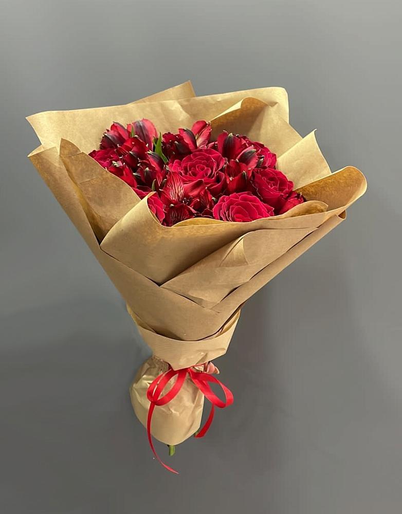 Букет цветов из: Альстромерии и Розы в Рыздвяный