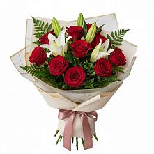 Букет цветов из:  Лилии и Розы в Рыздвяный