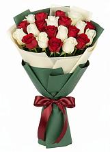 Букет Микс из красных и белых роз в Рыздвяный