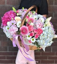 Цветочная композиция из Розы, Хризантемы, Пионы и Лизиантусы в корзине #REPLACE_PRED# Рыздвяный