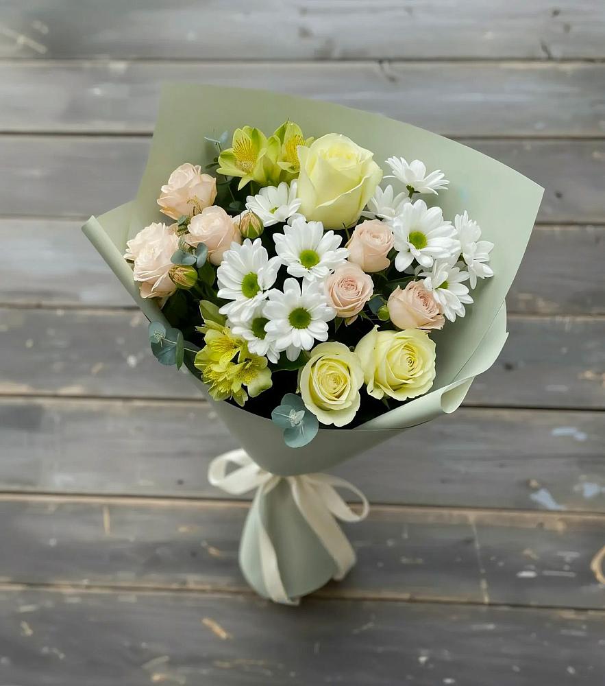 Букет цветов из: Альстромерии, Розы и Хризантемы в Рыздвяный
