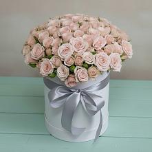 Цветочная композиция из Розы в шляпной коробке в Рыздвяный