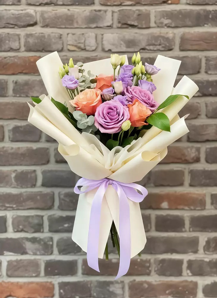 Букет цветов из: Лизиантусы и Розы в Рыздвяный