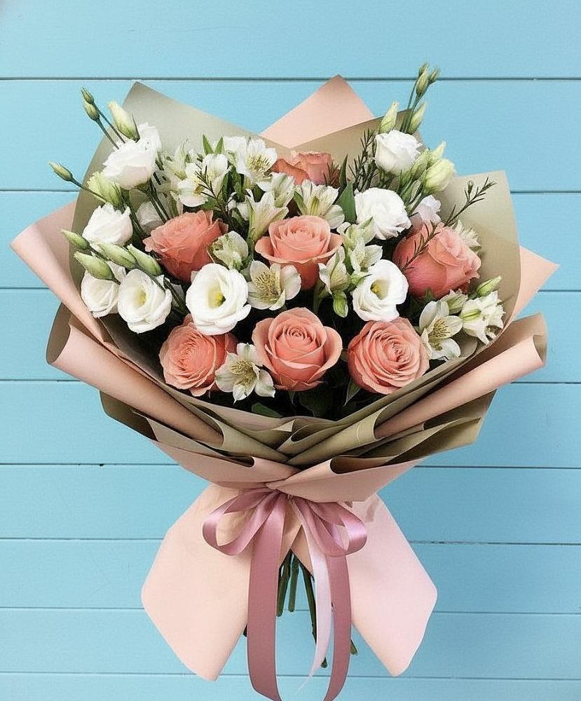 Букет цветов из: Розы, Альстромерии и Лизиантусы в Рыздвяный