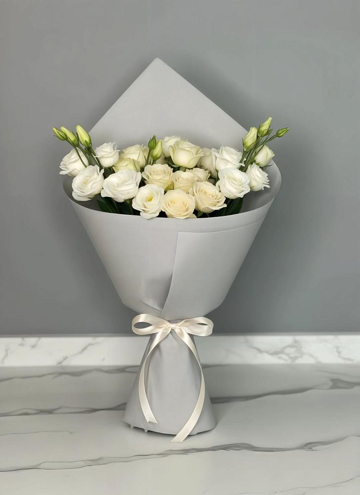 Букет цветов из: Розы и Лизиантусы в Рыздвяный