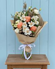 Букет цветов из:  Альстромерии, Лизиантусы, Розы и Хризантемы в Рыздвяный