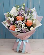 Букет цветов из:  Лизиантусы, Розы, Альстромерии и Гипсофила в Рыздвяный