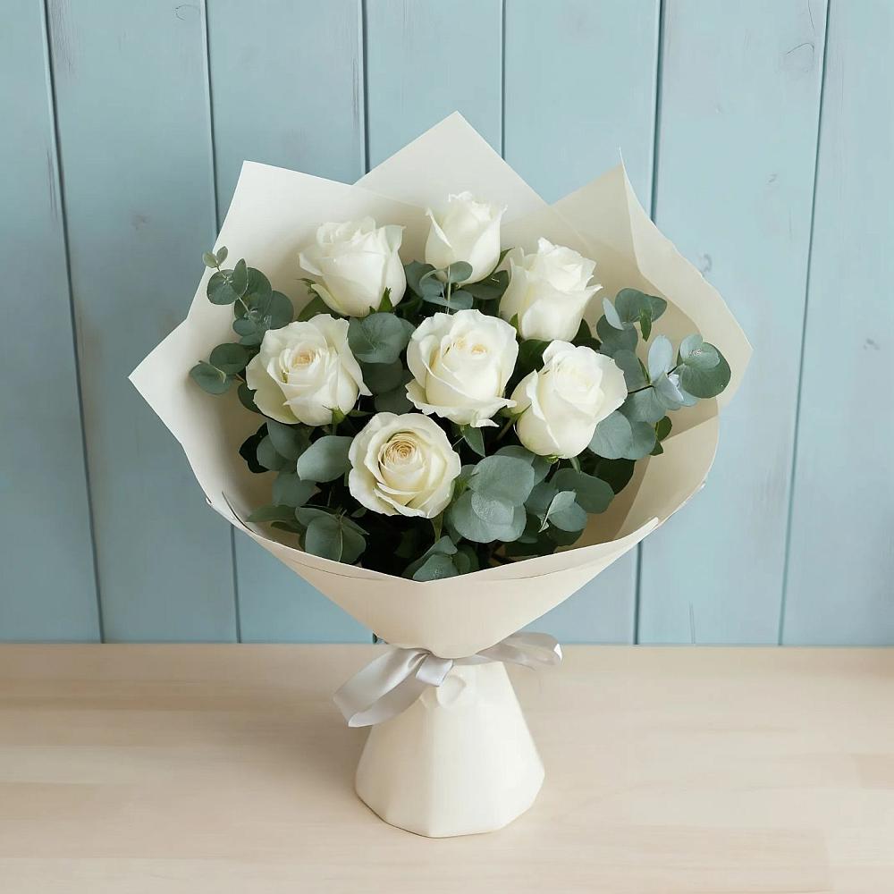 Букет Белые розы в Эвкалипте в Рыздвяный
