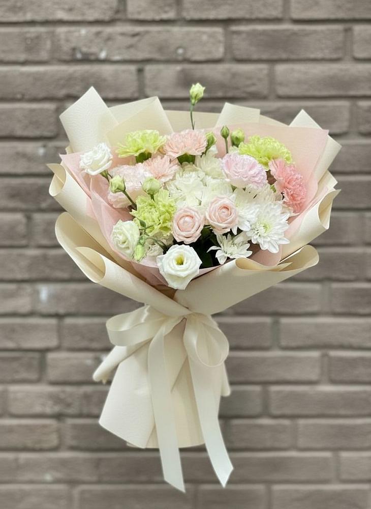 Букет цветов из: Гвоздики, Розы, Лизиантусы и Хризантемы в Рыздвяный