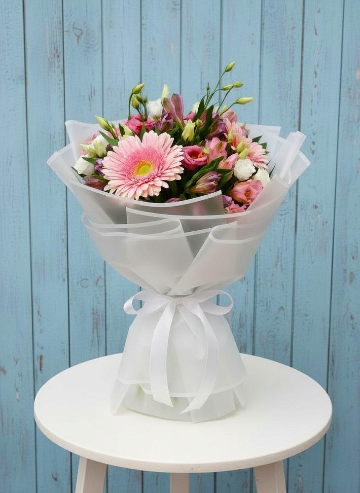 Букет цветов из: Герберы, Альстромерии и Лизиантусы в Рыздвяный