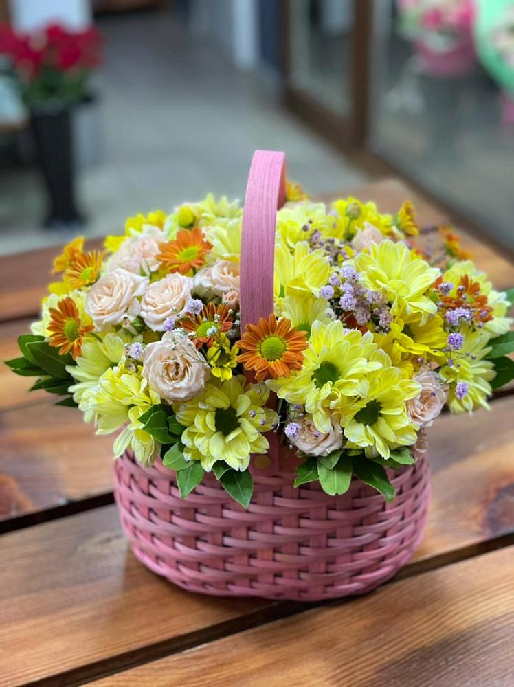 Цветочная композиция из Хризантемы и Розы в корзине в Рыздвяный
