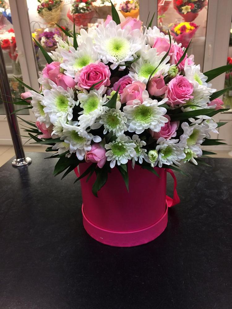 Цветочная композиция из Розы и Хризантемы в шляпной коробке в Рыздвяный