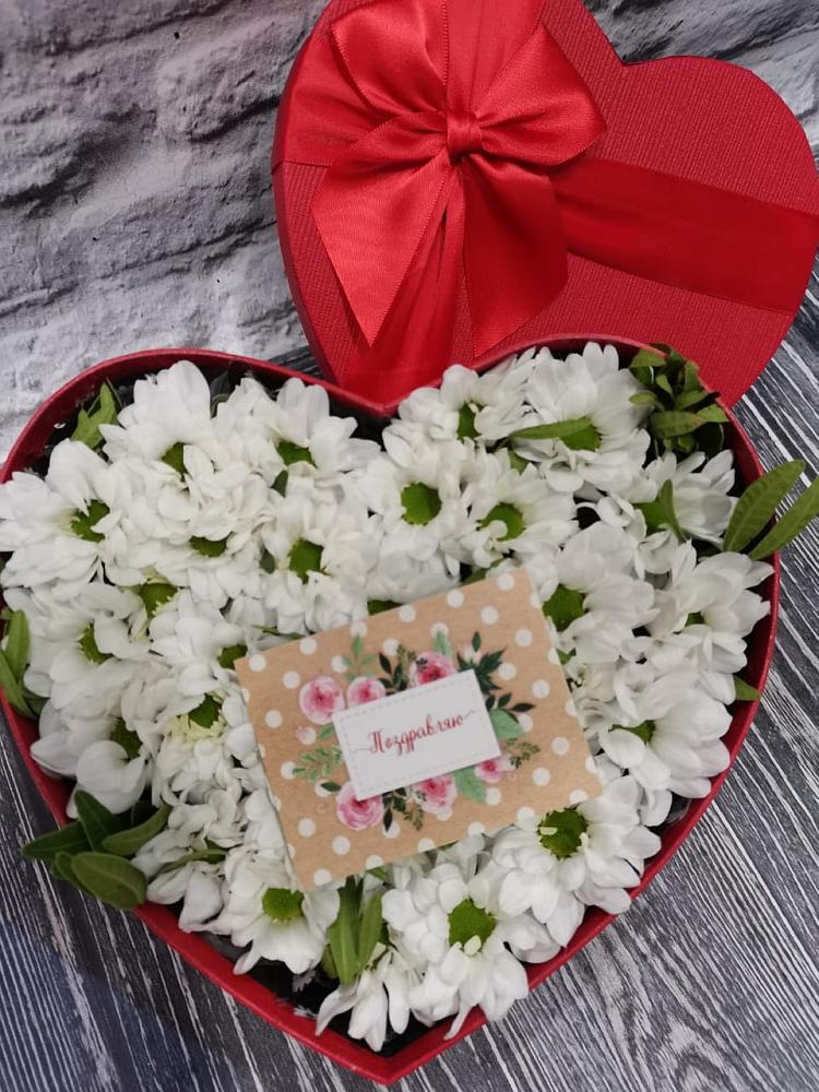 Цветочная композиция из Хризантемы в виде сердца в Рыздвяный