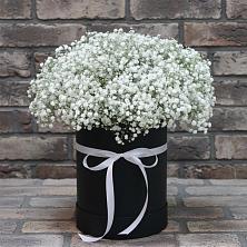 Цветочная композиция из Гипсофила в шляпной коробке в Рыздвяный