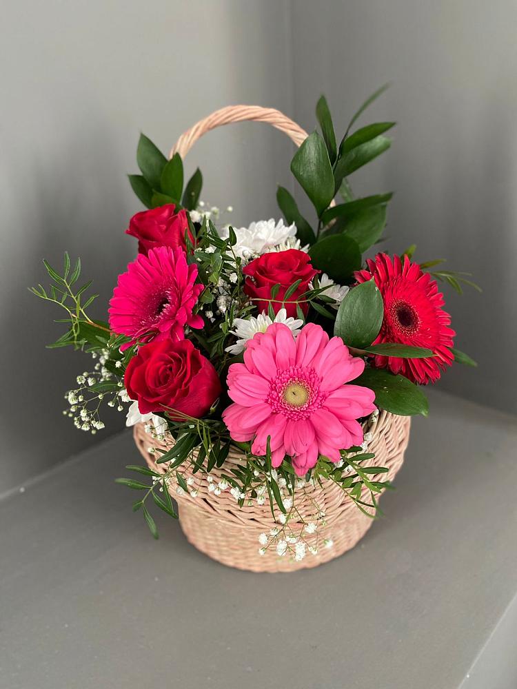 Цветочная композиция из Розы, Хризантемы и Герберы в корзине в Рыздвяный