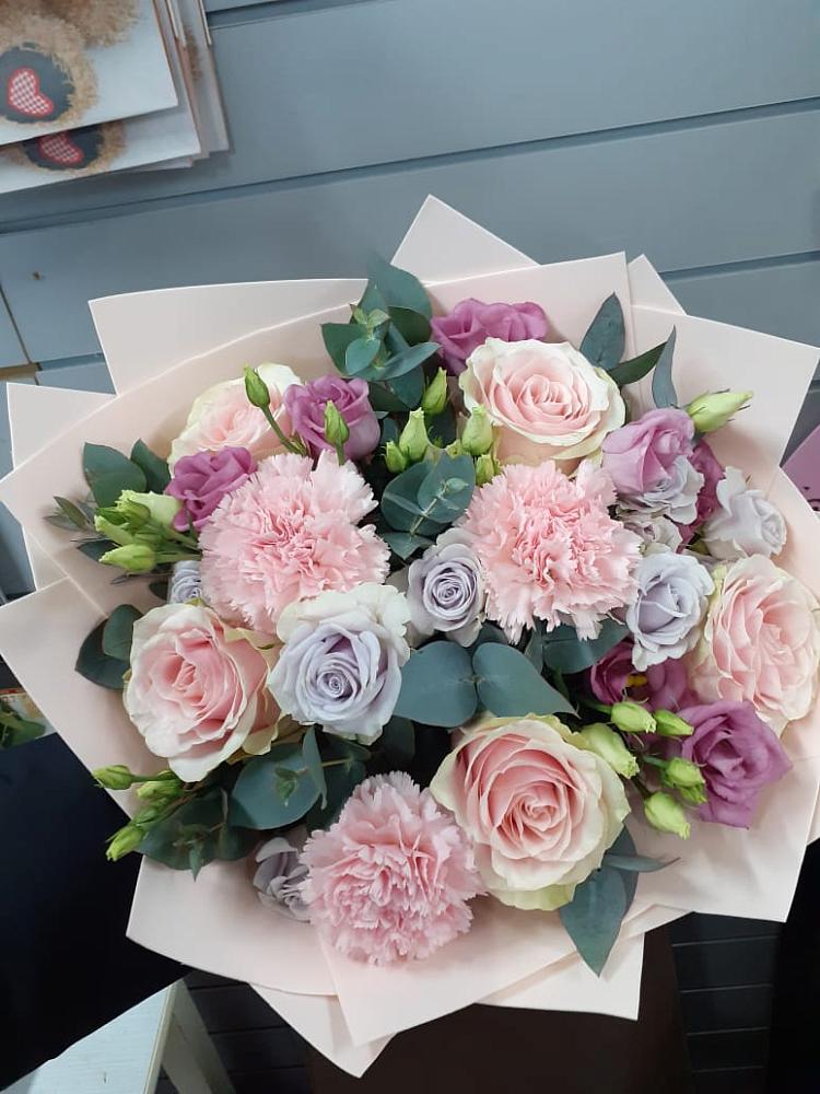 Букет цветов из: Розы, Гвоздики и Лизиантусы в Рыздвяный