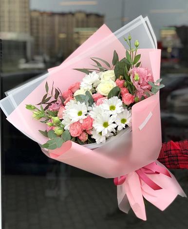 Букет цветов из: Розы, Лизиантусы и Хризантемы в Рыздвяный