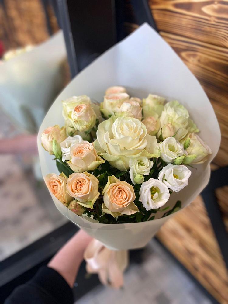 Букет цветов из: Розы и Лизиантусы в Рыздвяный